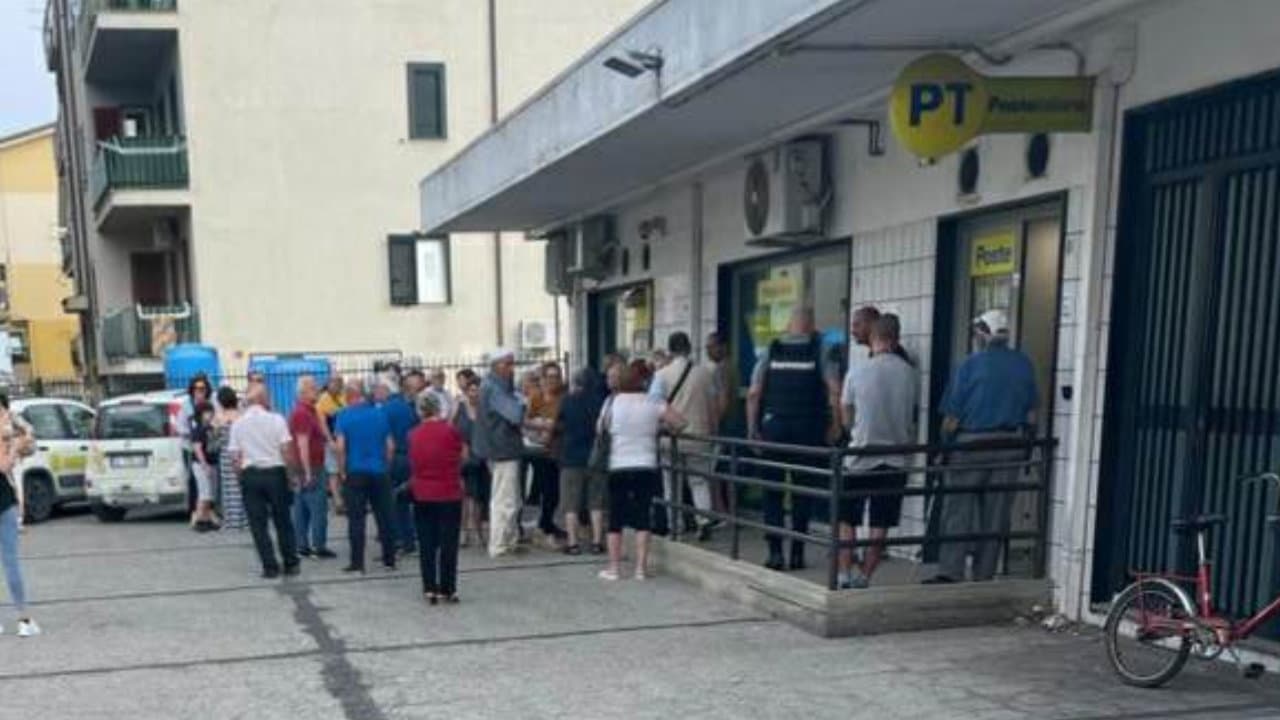 L'Ufficio postale chiude per restyling e aumentano i disagi, soprattutto per gli anziani