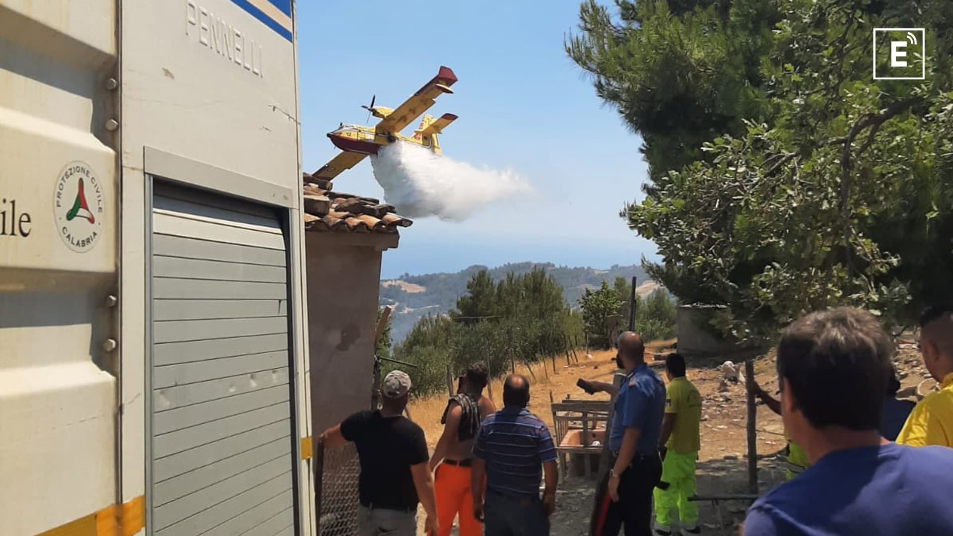 Albidona brucia da due giorni, evacuati due anziani: «È un incendio devastante»