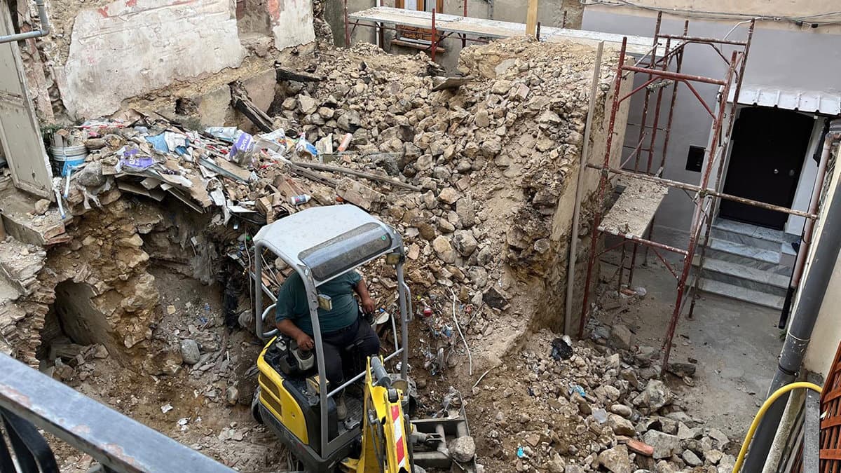 Decoro e sicurezza a Co-Ro, delicata demolizione nel Centro Storico ausonico