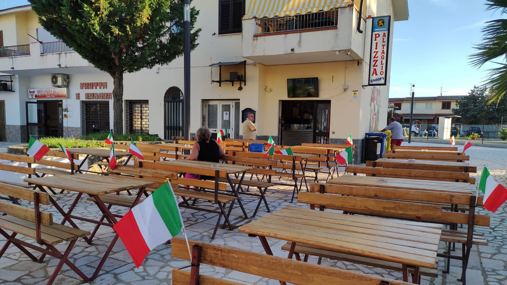 La pizzeria Snoopy di Marina di Sibari festeggia 25 anni di attività