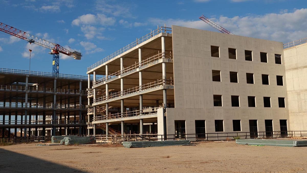L'Ospedale prende forma: prosegue la "tamponatura" del grande edificio di Insiti