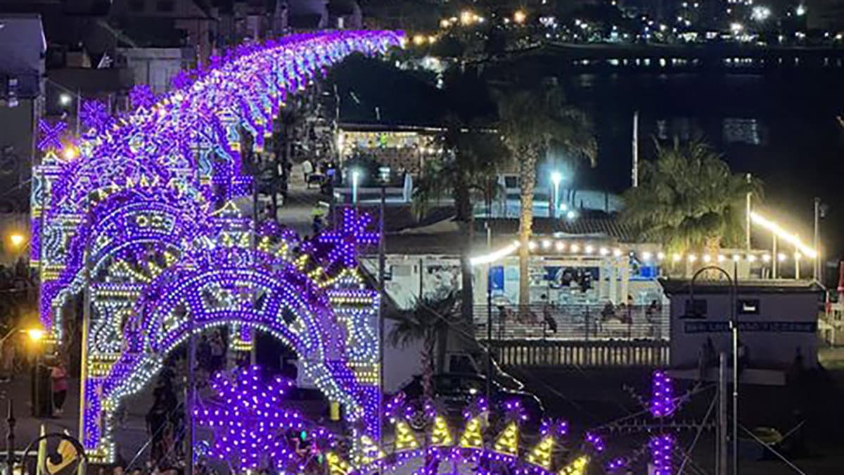 A Cariati si "accende" l'estate: lungomare illuminato a festa