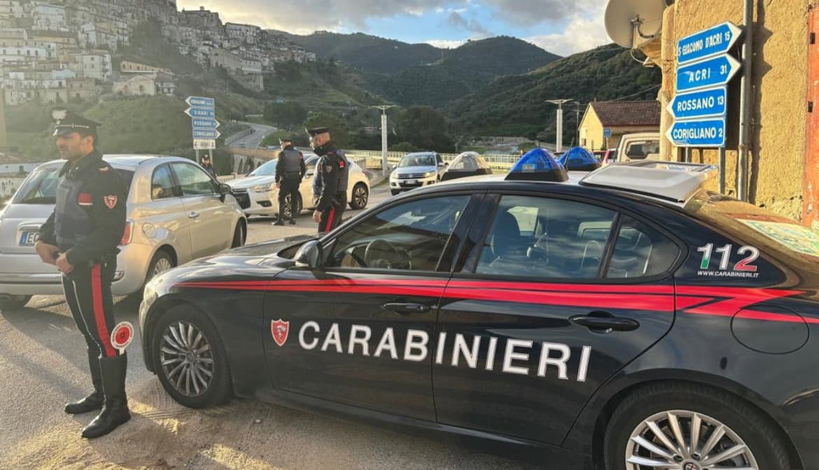Corigliano-Rossano: «Apri siamo i Carabinieri» e poi lo accoltellano