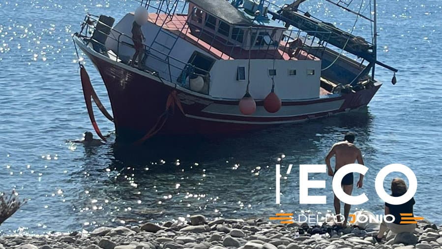 Peschereccio si incaglia tra gli scogli di Capo Spulico: salvo l'equipaggio