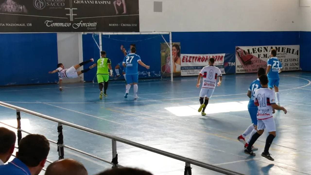 Crosia, improvvisa revoca della gestione del PalaSport: si va per la carta bollata