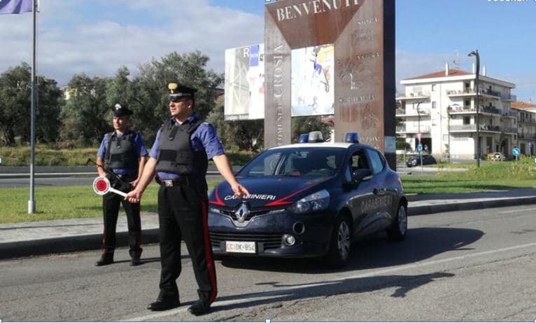 Picchia la compagna, i vicini avvisano i carabinieri e lo arrestano