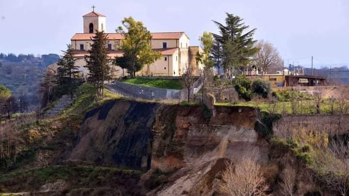 La Madonna del Castello "veglia" su un patrimonio storico minacciato dalle frane