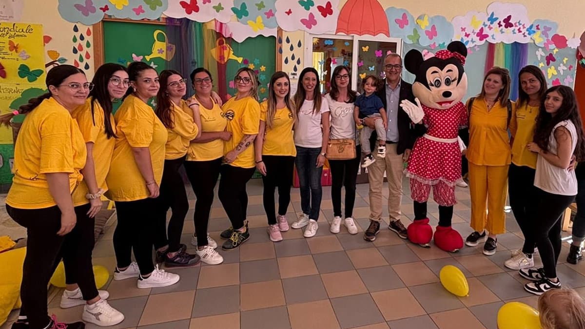 Tanti palloncini gialli per la festa dell'accoglienza al nido comunale