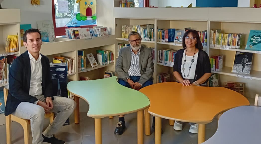 Donazione dell'Associazione Vivere a Colori alla Biblioteca "Carmine De Luca"