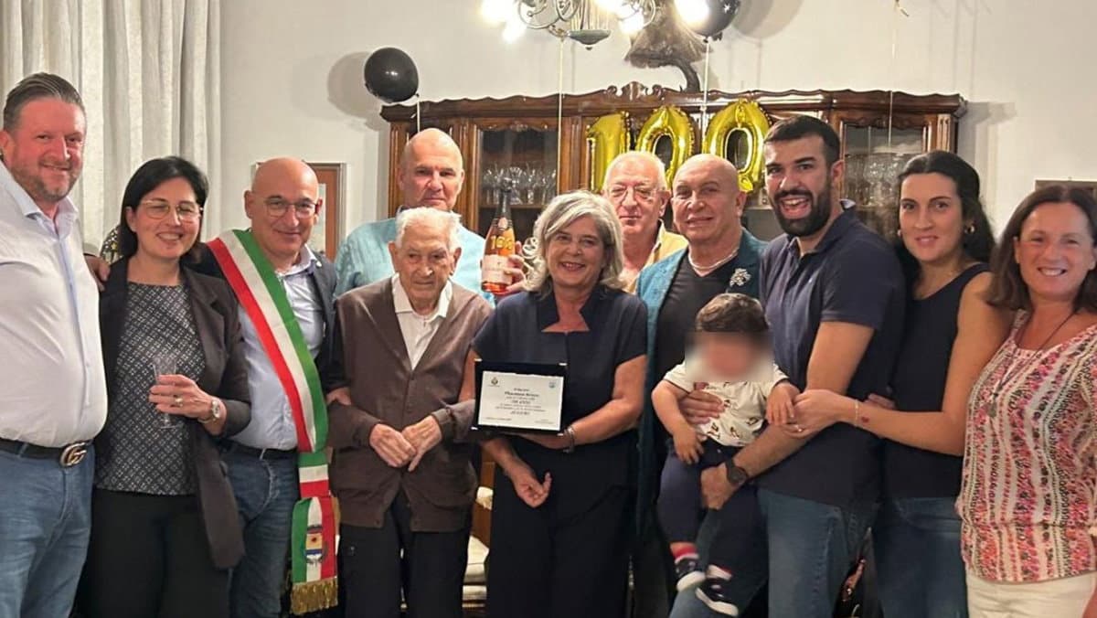 Trebisacce in festa per nonno Vincenzo che spegne 100 candeline