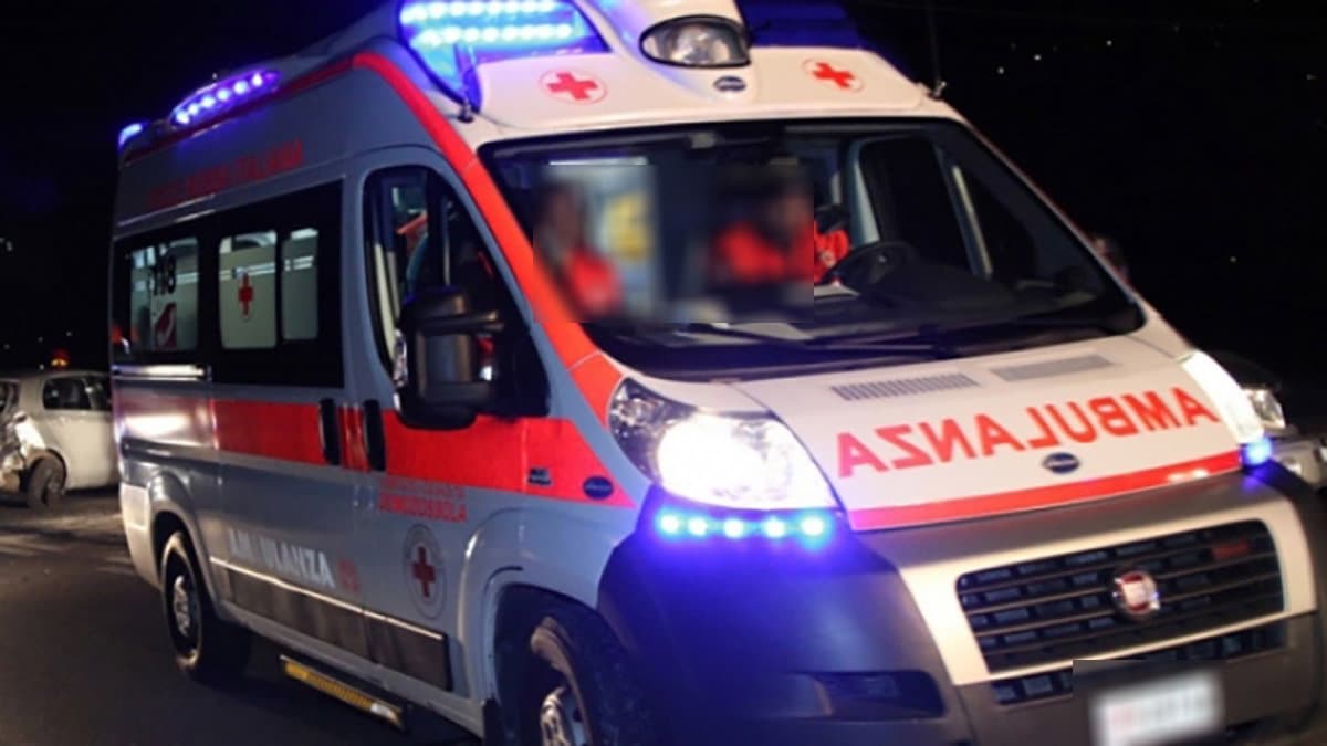 Ambulanze ferme, arrivano le precisazioni dell'Asp: «manca solo il collaudo»