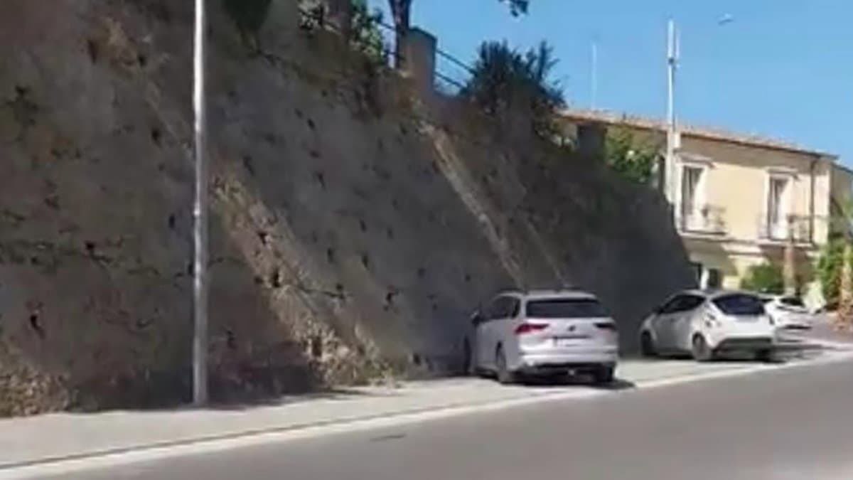 Cariati, marciapiede «usato come parcheggio e i pedoni devono camminare per strada»