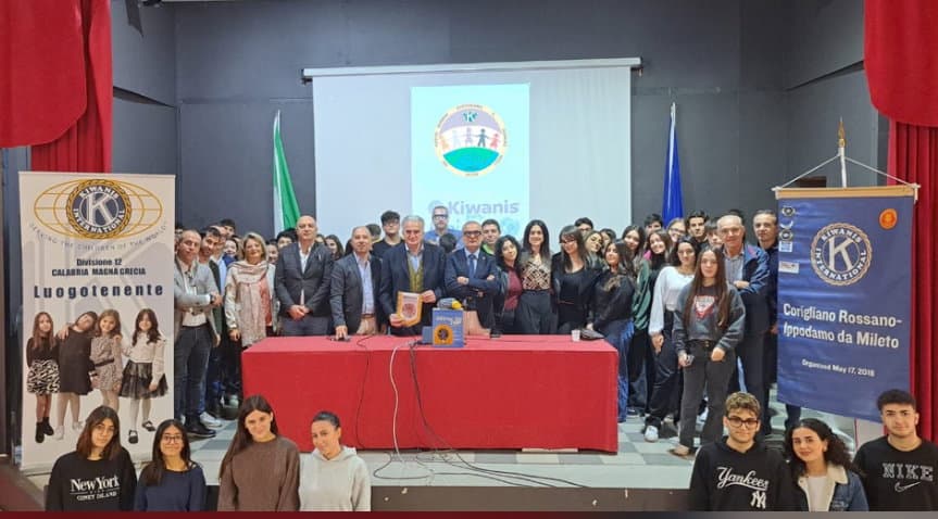 Il Kiwanis club dona un defibrillatore al polo liceale di Rossano