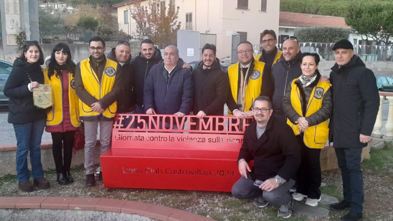 Violenza sulla donne, Frascineto inaugura una panchina rossa