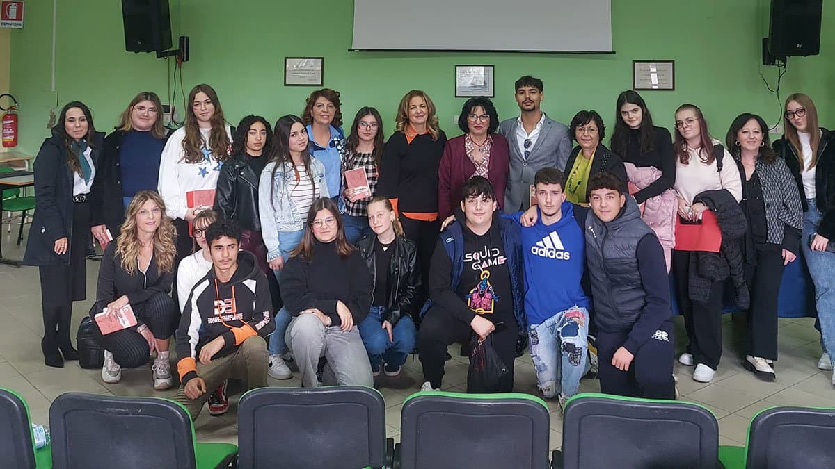 Gli studenti del "Falcone-Borsellino" di Co-Ro incontrano Nuccia Benvenuto, autrice di Presente Remoto
