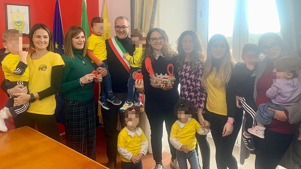 Cariati, i piccoli del nido La Tartaruga donano all’Amministrazione comunale “Il sasso dell’amore”