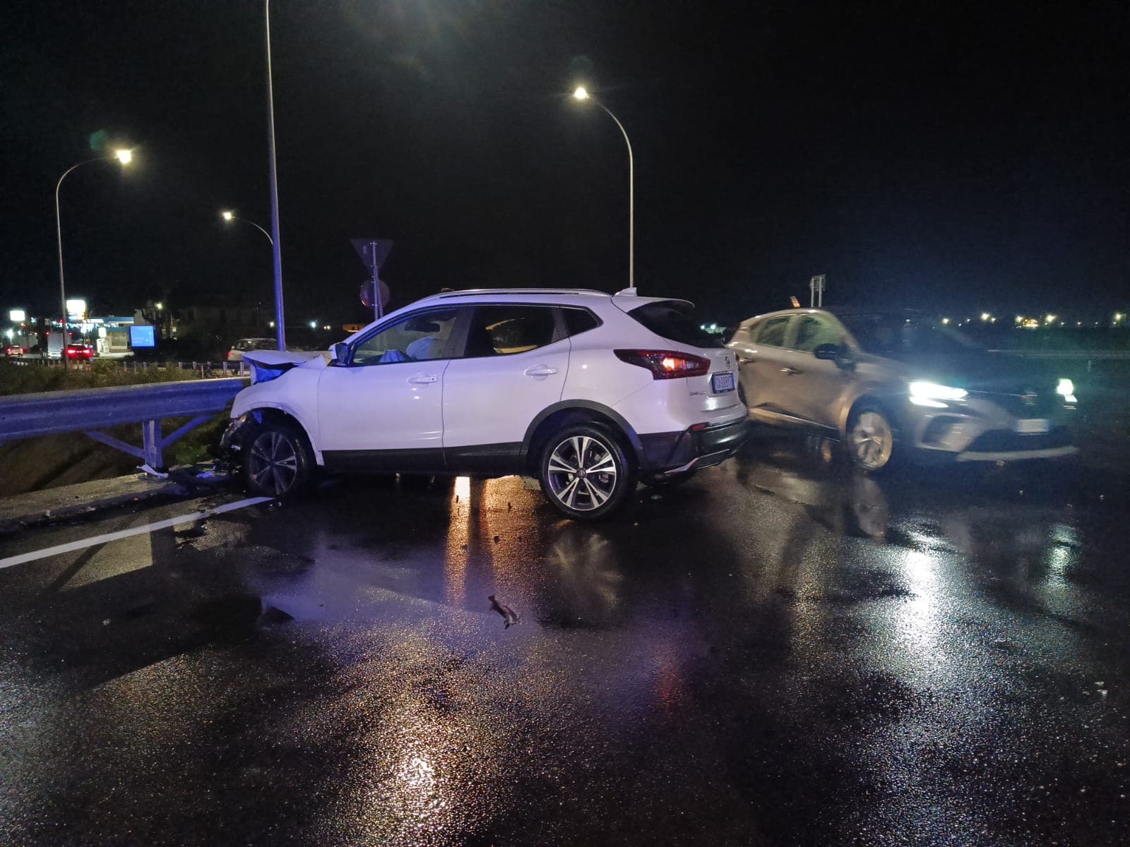 Incidente sulla SS106, auto fuori controllo si schianta contro un guard rail