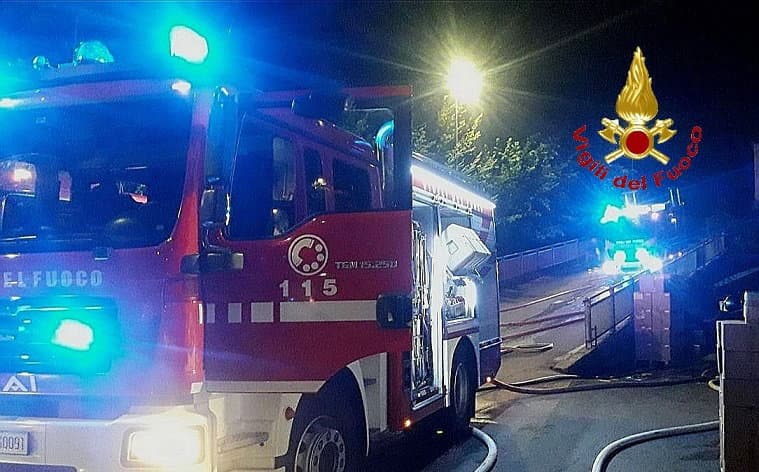 Va a fuoco il Comune nella notte. Il sindaco si appresta con l'estintore