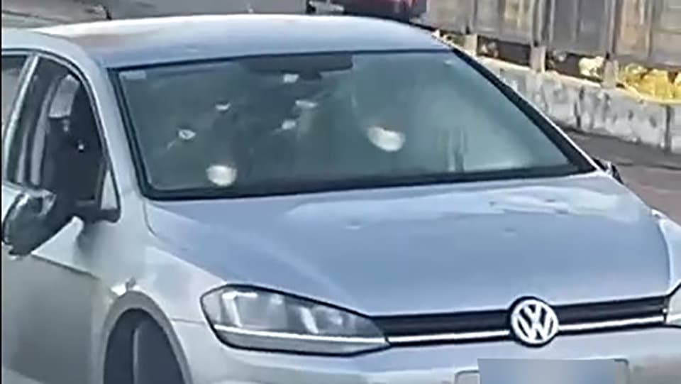 Violenta aggressione nella notte: auto presa a martellate