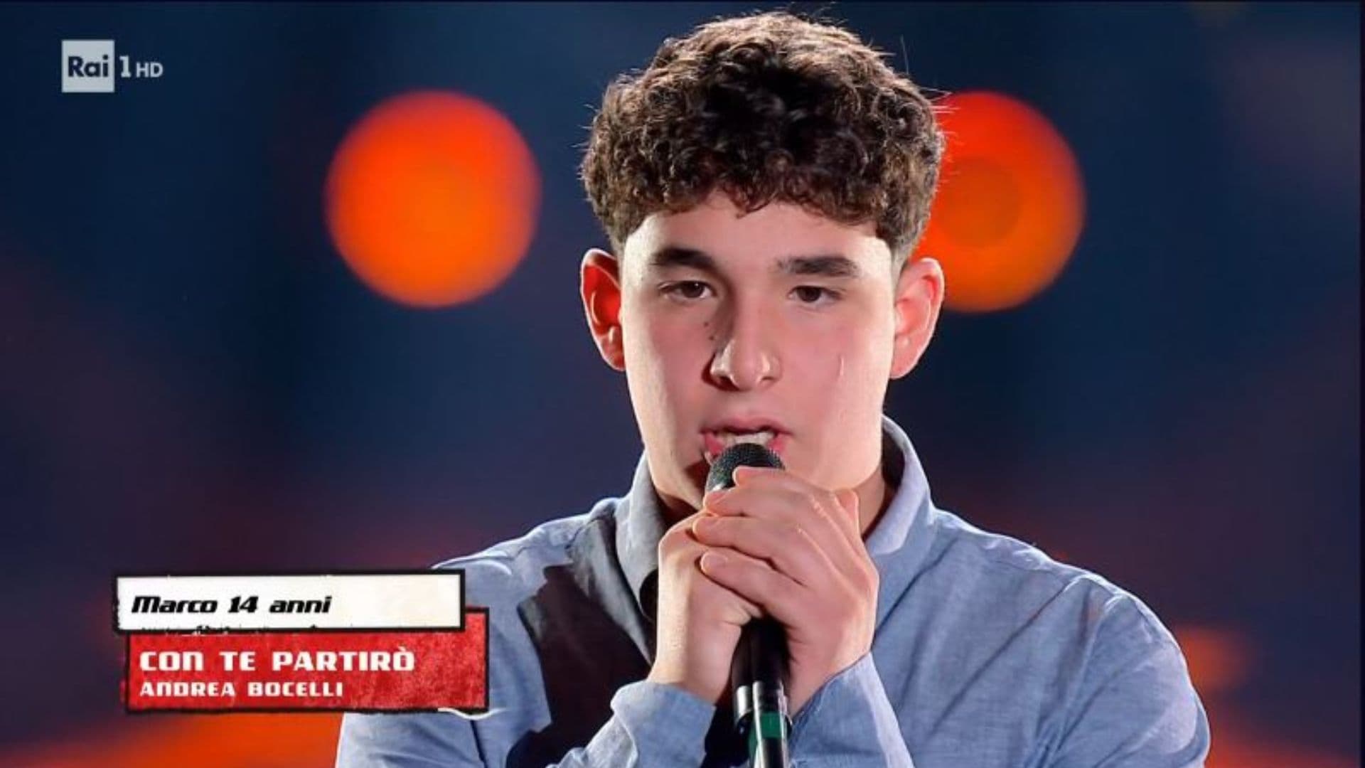 Marco Della Mura a The Voice Kids emoziona tutti cantando "Con te partirò"