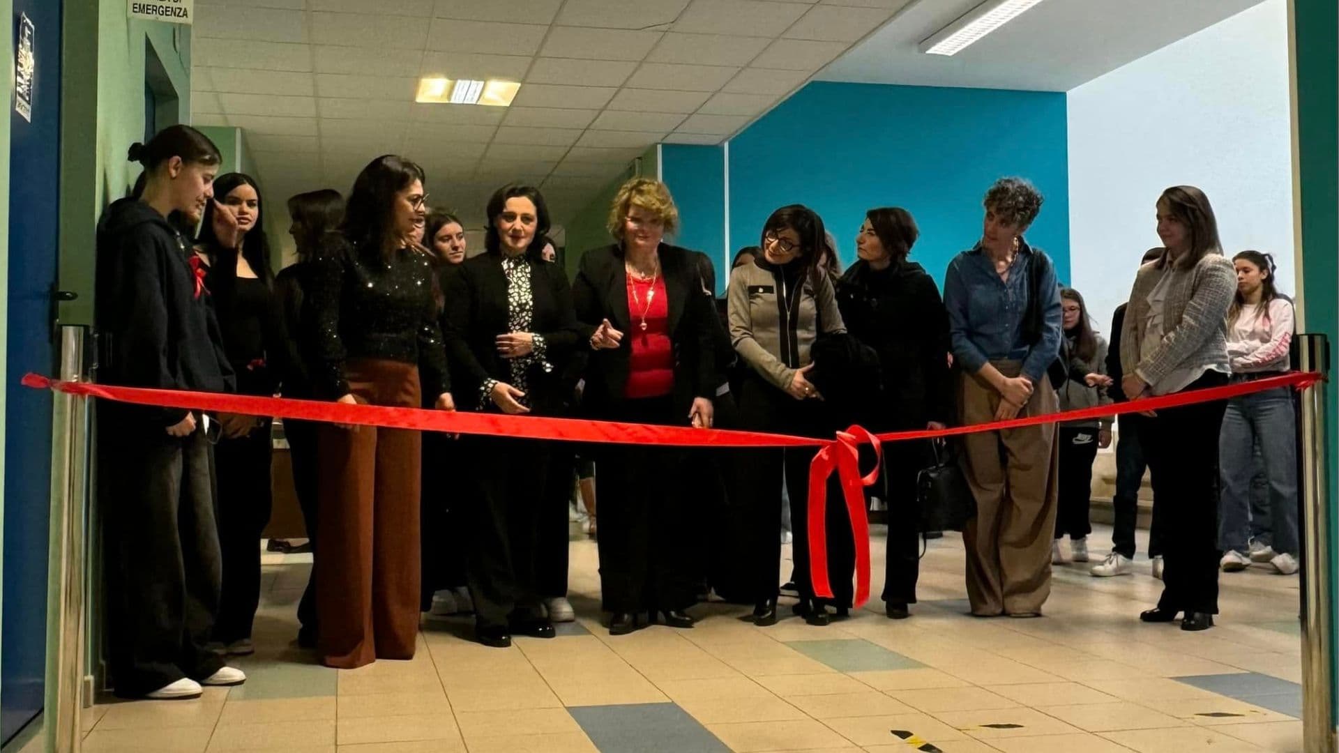 Il Galilei di Trebisacce inaugura la mostra itinerante "Donna"
