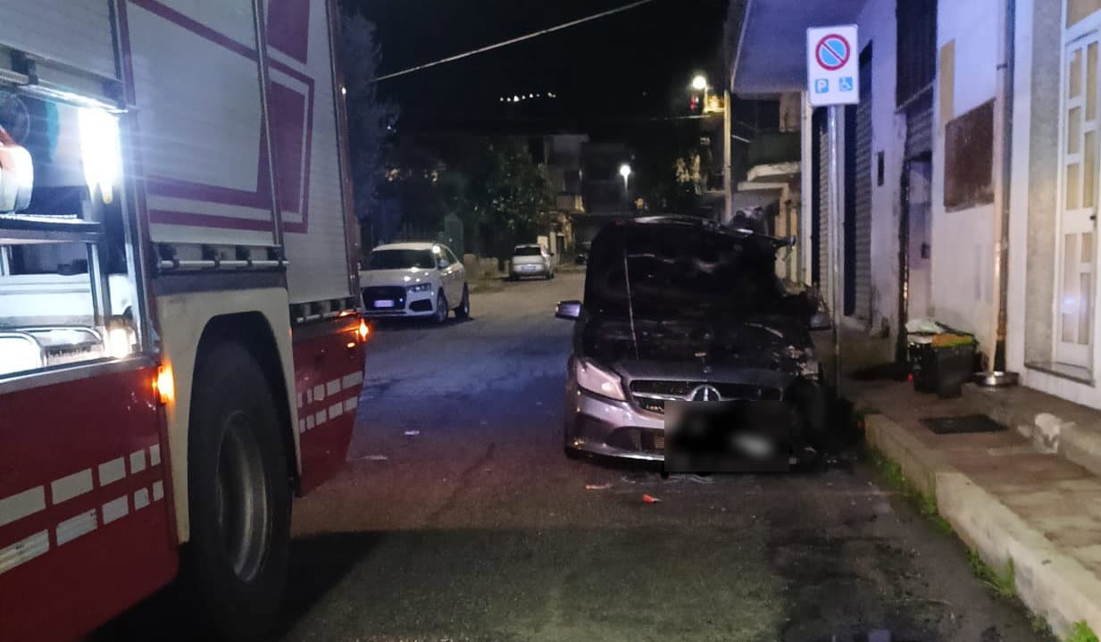 Un altro incendio autovettura nel cuore della notte a Rossano