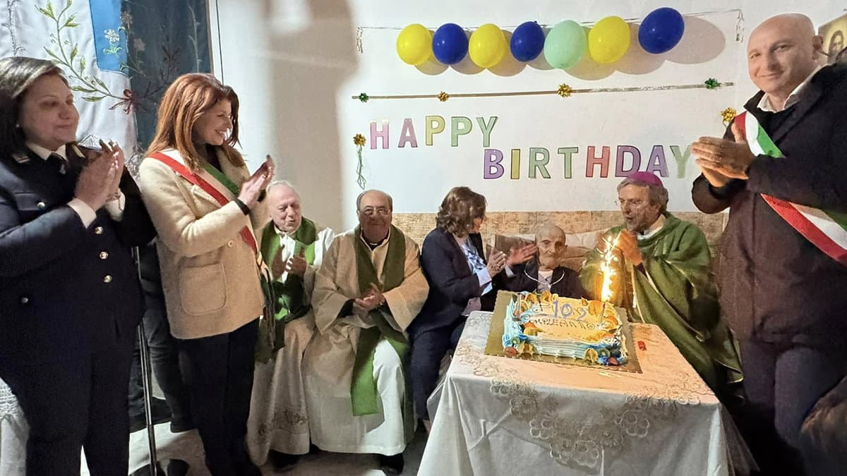 “Zì Vicinz” compie 102 anni e Roseto Capo Spulico fa festa con lui