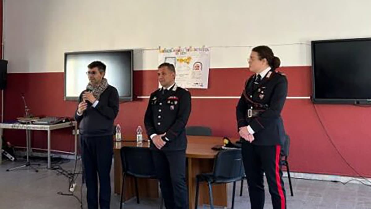 I Carabinieri incontrano i ragazzi dell'Istituto Comprensivo di Cariati per parlare di bullismo