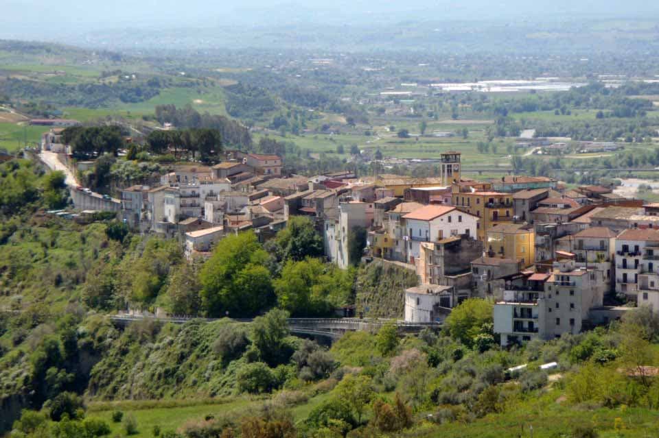 Con Giangurgolo ed i maccarrun’ e purpett’ u carnalivar’ tarsian si fa identitario