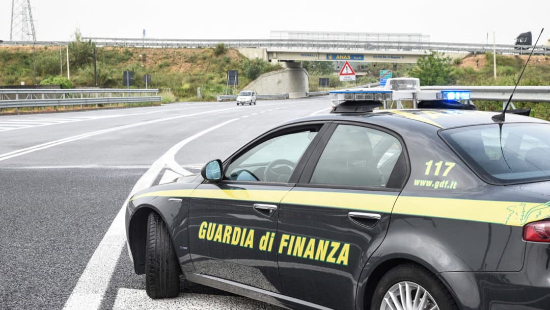 Arrestato corriere della droga lungo la SS106 con 4 kg di stupefacenti