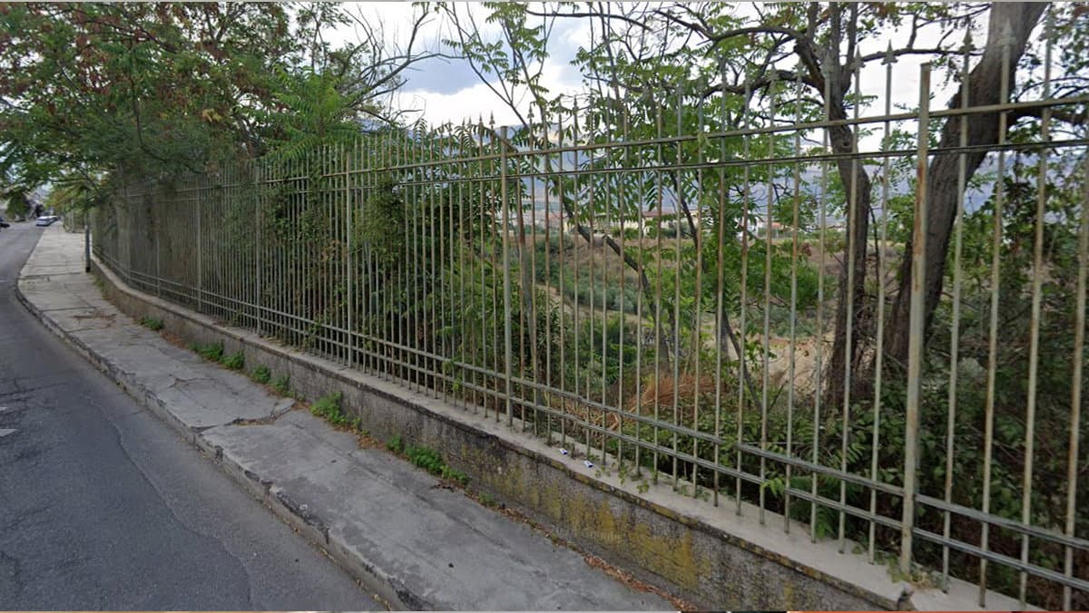 Castrovillari, l'inferriata storica di via Mazzini preda dei vandali
