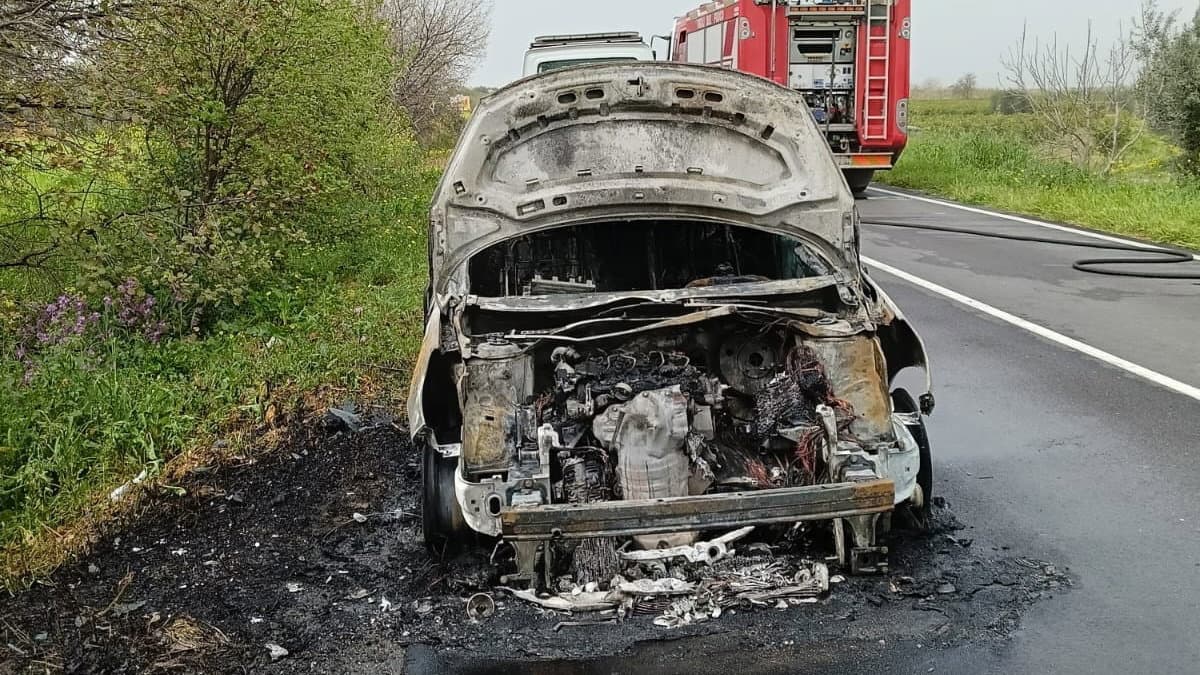 Co-Ro, auto va a fuoco lungo la vecchia Statale 106
