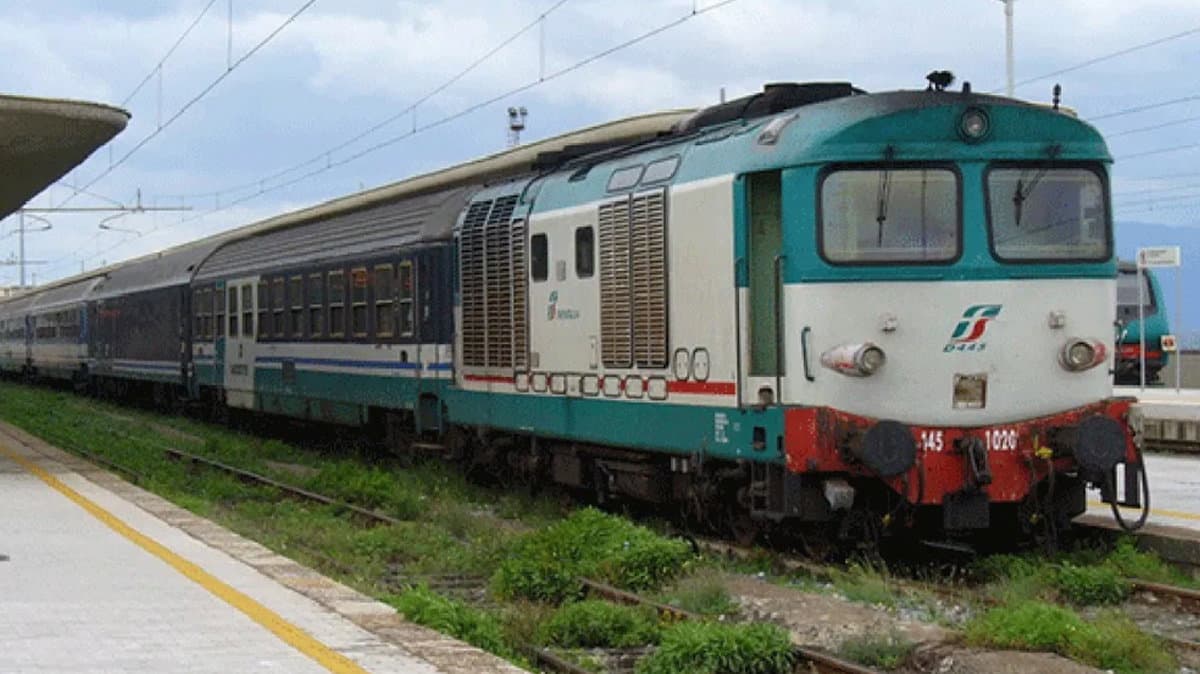 Emilio Spataro canta la canzone per chiedere il ripristino dell'Intercity Crotone-Milano