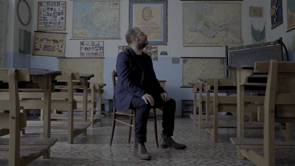 Esce "Come un libro". Antonio Bevacqua celebra la scuola come spazio di crescita | VIDEOCLIP IN ESCLUSIVA