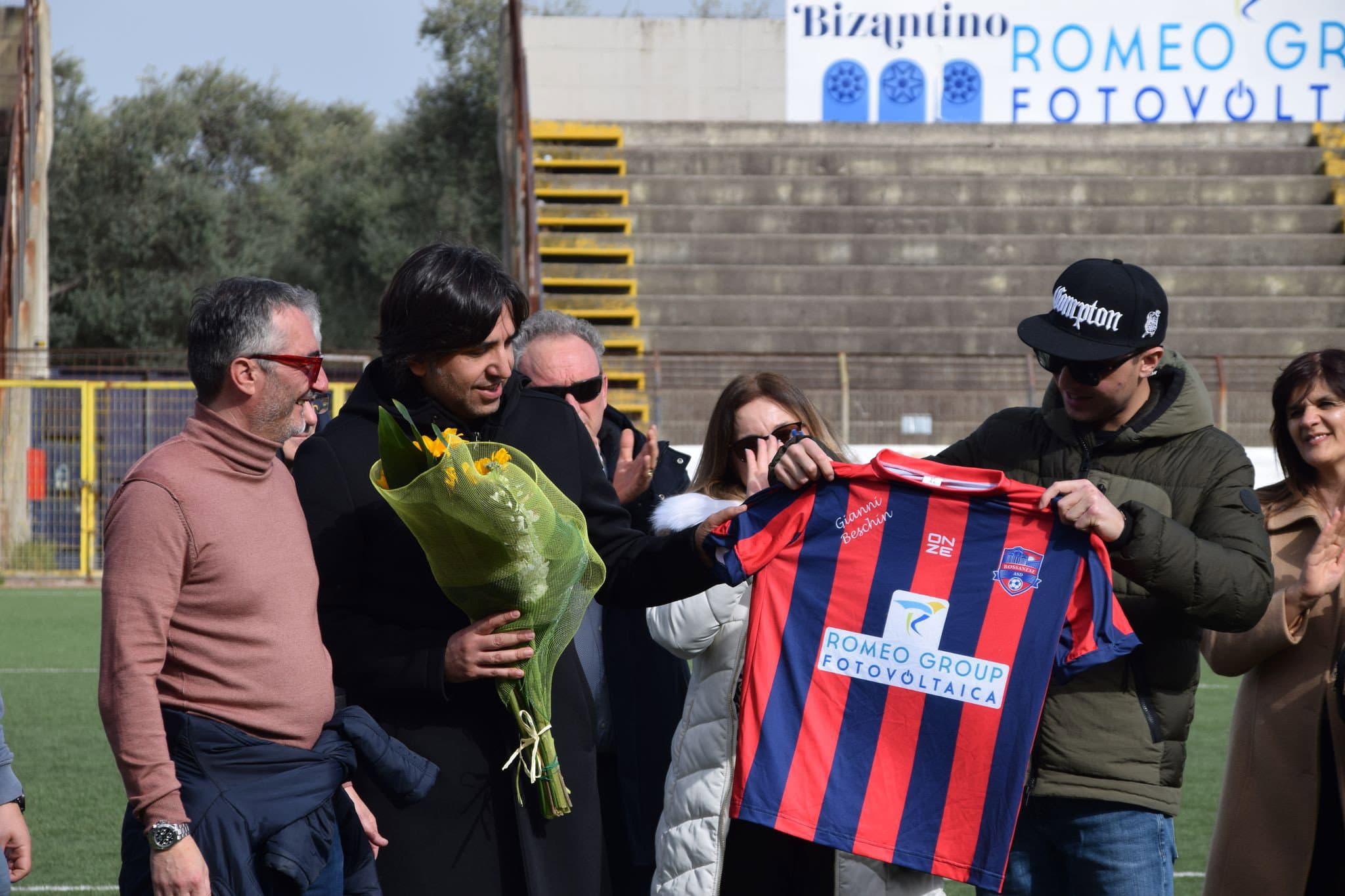 La Rossanese esempio di fair-play: vince e omaggia Antonio Tedesco