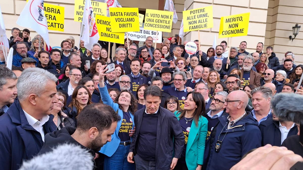 Conte in Calabria contro il "furto di democrazia": «Un torto al voto libero dei calabresi»