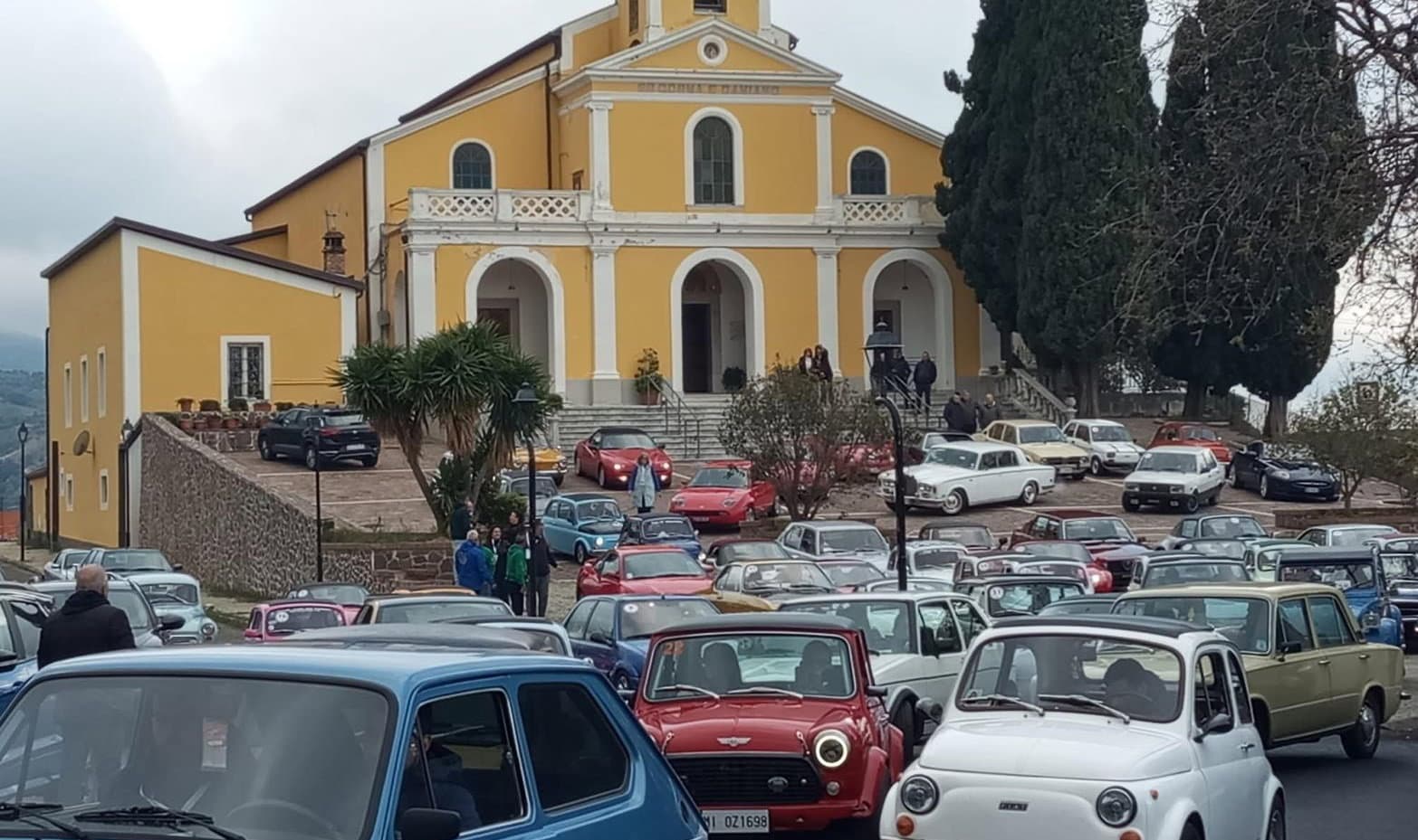Da Stringari a Mbuzati passando per Vakarici, l’Arberia invasa da auto d’epoca