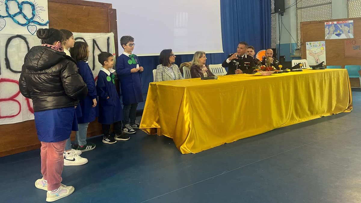 I Carabinieri incontrano i bambini dell'Istituto Comprensivo di Mandatoriccio per parlare di bullismo