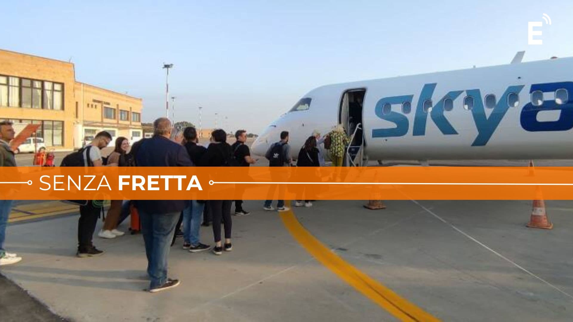 Volo Crotone-Roma, partenza in ritardo di 4 ore: «A piedi avremmo fatto prima»