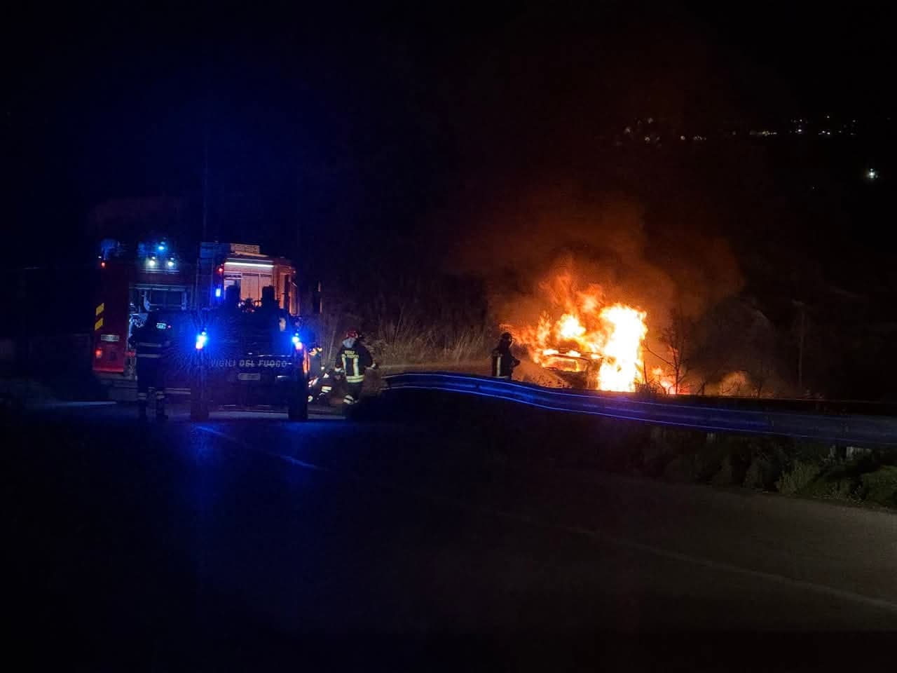 Auto in fiamme sulla Provinciale Cassano-Castrovillari, al vaglio le cause