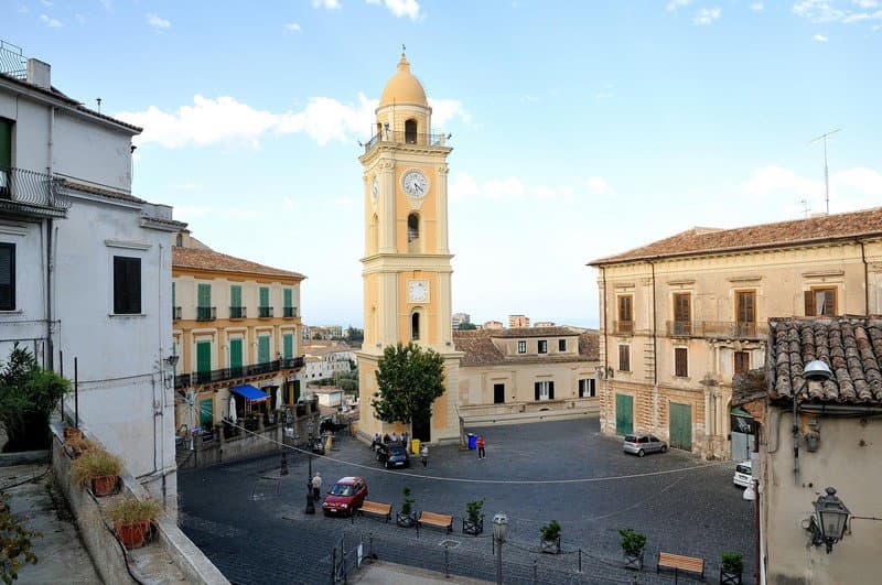 Il centro storico di Rossano è in agonia: in un mese chiudono i battenti due attività storiche