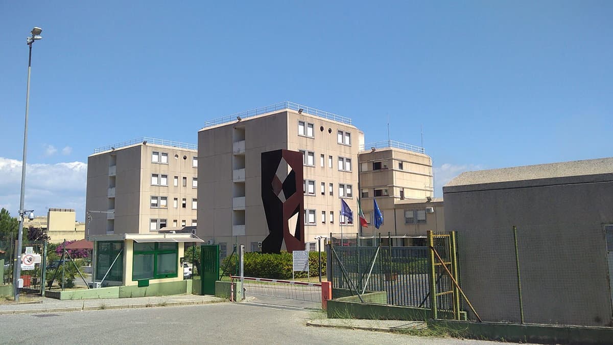 Carcere di Co-Ro, sequestrati cinque telefoni cellulari a un detenuto