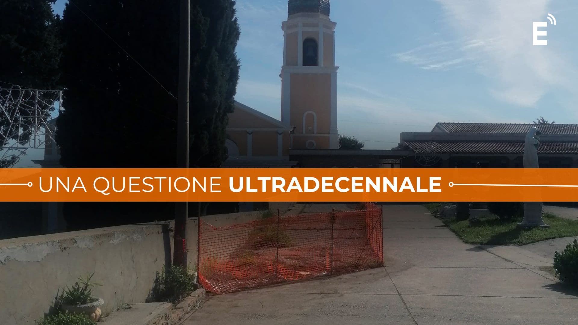 Quel muro pericolante che da dieci anni deturpa il Santuario: «Possibile non ci sia un euro per ripararlo?»
