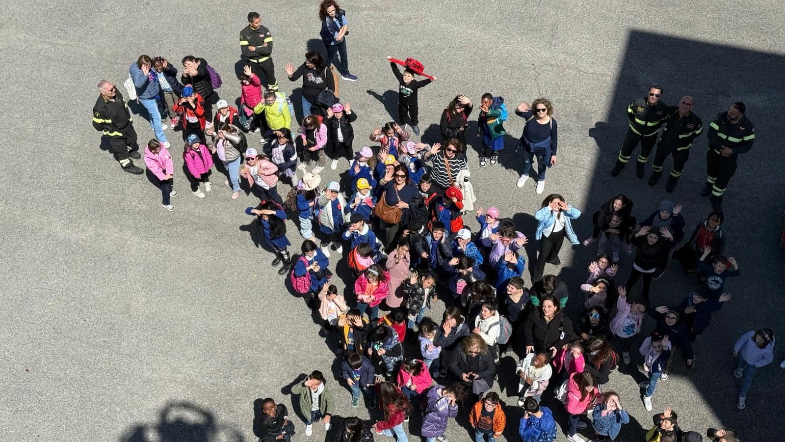 Centotrenta piccoli studenti invadono la caserma dei Vigili del Fuoco di Co-Ro