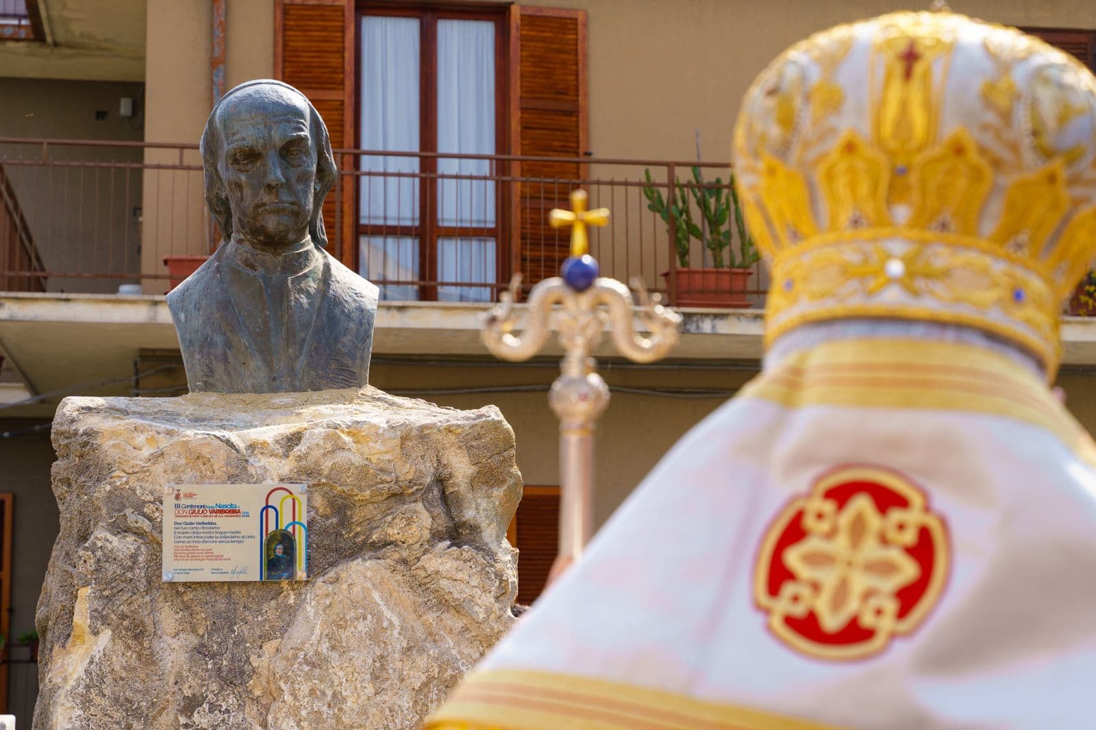 Un monolite per il Poeta della Fede: nuova collocazione per la statua di Don Giulio Varibobba