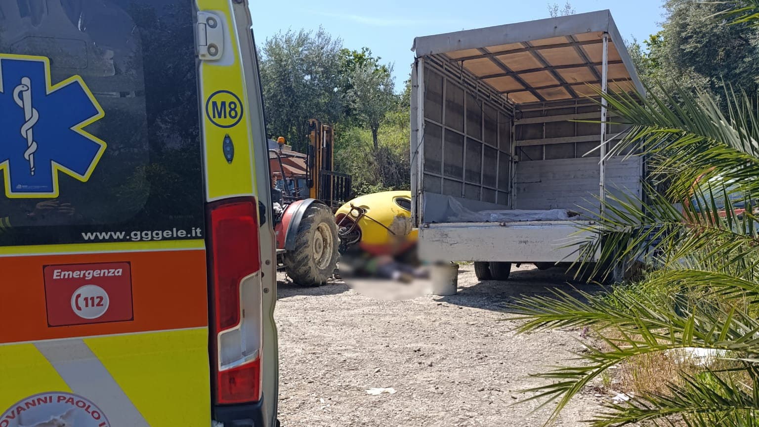 Tragedia a San Giorgio Albanese: un uomo perde la vita finendo sotto un rimorchio