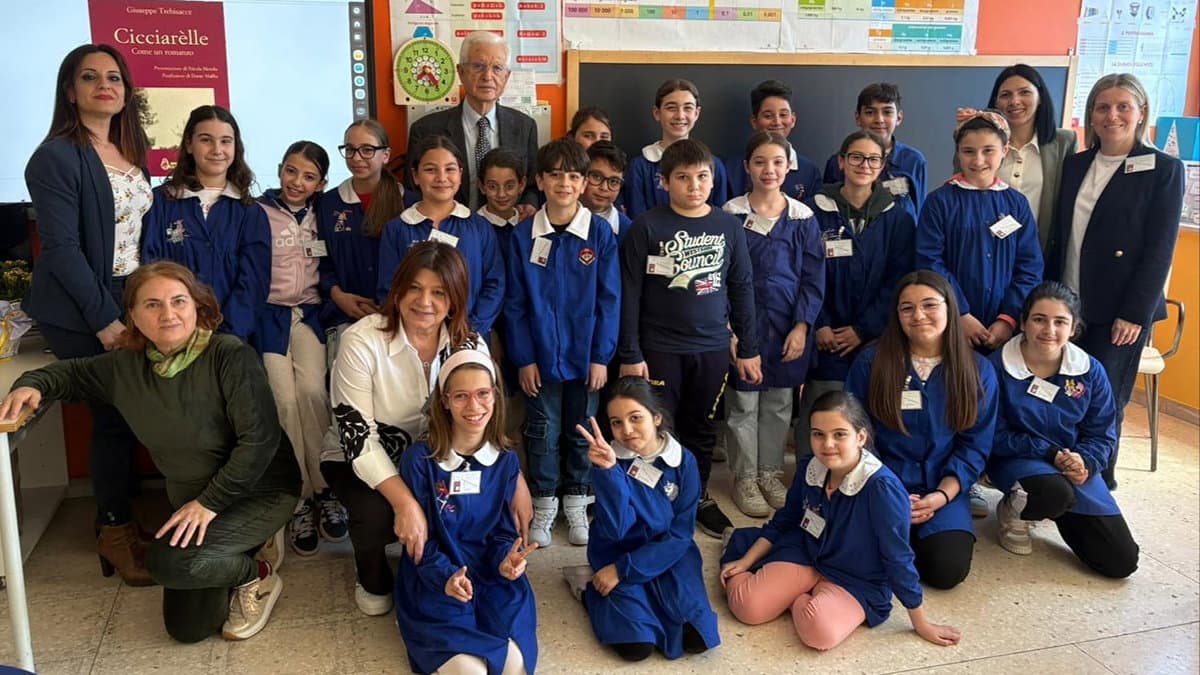 I bambini della 5^B di Porta di Ferro intervistano Giuseppe Trebisacce, autore di "Cicciarelle"