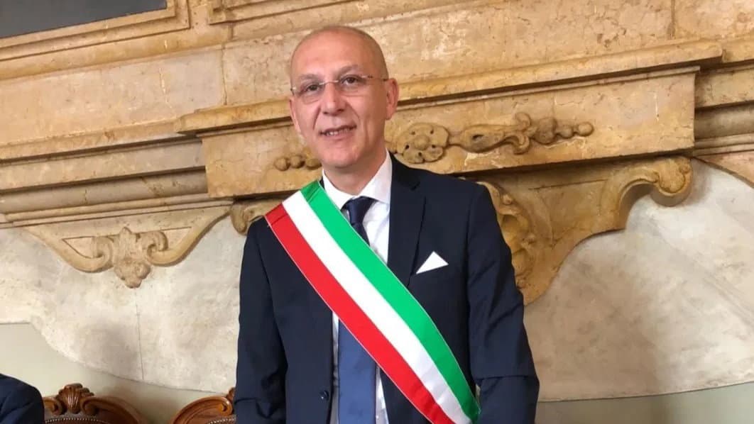 Installazione sicura dei pannelli sull'edificio dell'ufficio postale di Vaccarizzo Albanese