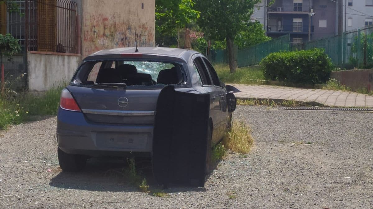 "Lezioni" di degrado: il triste spettacolo di una carcassa d'auto davanti alla scuola