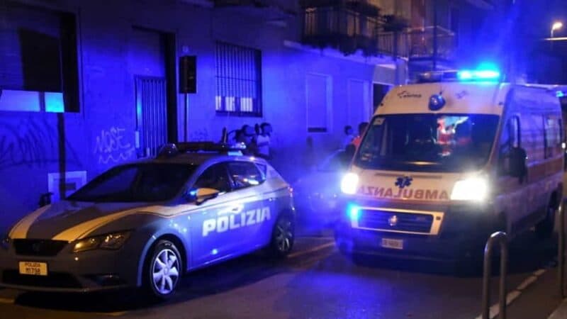 Fa retromarcia, investe un anziano e scappa